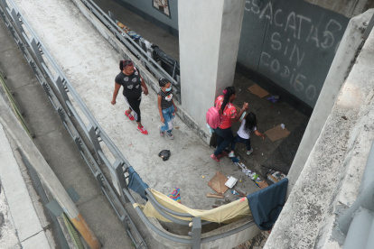Las barandas de la estructura sirven de colgadero de ropa y hoteles de paso.
