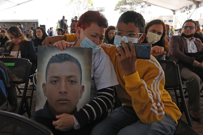Víctimas e integrantes del colectivo Madres de los Falsos Positivos de Colombia (Mafapo) participan en la audiencia celebrada por la Comisión de la Verdad sobre las ejecuciones extraoficiales de civiles hoy, en Soacha (Colombia).