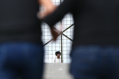 Familiares de presos esperan hoy por información de sus seres queridos frente a la cárcel de Santo Domingo de los Tsáchilas (Ecuador).