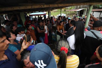 Familiares de presos esperan hoy por información en los alrededores de la cárcel de Santo Domingo de los Tsáchilas (Ecuador).