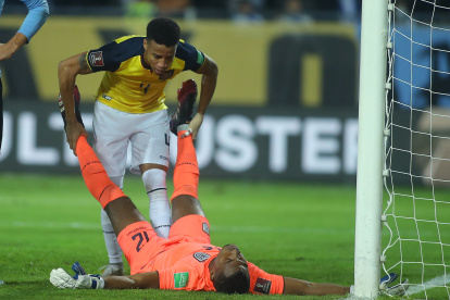 Fotografía de archivo, tomada el pasado 9 de septiembre, en la que se registró a Byron Castillo (arriba), al actuar con la selección nacional de fútbol de Ecuador, durante un partido de las eliminatorias sudamericanas al Mundial FIFA de Catar 2022, en el estadio Campeón del Siglo, en Montevideo (Uruguay).