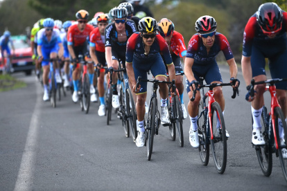 Richard Carapaz y el Ineos Grenadiers lideraron el pelotón principal y apretaron en la subida al monte Etna.