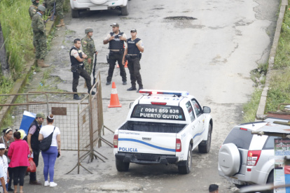 Tras el amotinamiento, el movimiento de la Policía Nacional es constante en los alrrededores de la cárcel 1 de Santo Domingo.