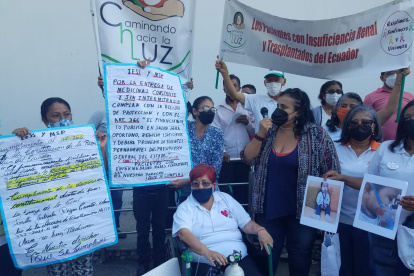El colectivo "Organizaciones Unidas, Red de pacientes de enfermedades raras y catastróficas del Ecuador (OURC), desarrolla los plantones en los hospitales