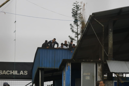 Los reos stán apostados en la entrada del centro penitenciario. Llegan refuerzos policiales.