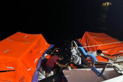 Percance. La Armada del Ecuador rescató a los pasajeros y tripulantes de una embarcación que tuvo un conato de incendio cerca de Galápagos.