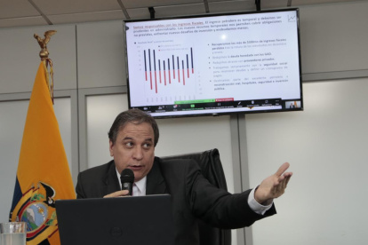 El ministro de Economía y Finanzas, Simón Cueva, en rueda de prensa para hablar de los avances económicos este 11 de mayo de 2022.