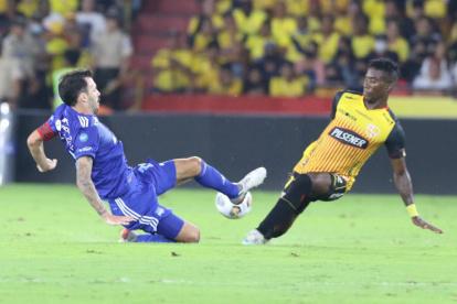 Sebastián Rodríguez, capitán azul, estuvo cerca de la expulsión tras una falta sobre Adonis Preciado.