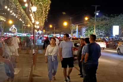Paseos. Ahora las caminatas son constantes en la avenida, debido a que hay luz, música, restaurantes y bares abiertos en las noches.