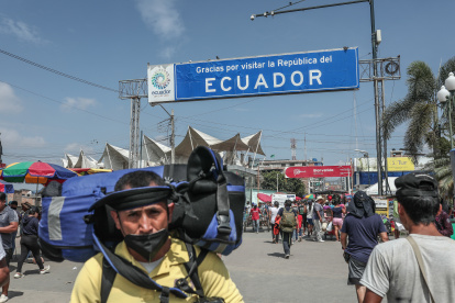 Fotografía del paso fronterizo en la población peruana de Aguas Verdes, el 11 de mayo de 2022, en la frontera entre Perú y Ecuador