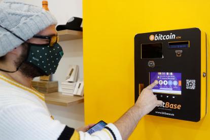 Vista de un cajero de criptomonedas, en una fotografía de archivo