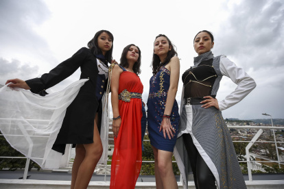 Estudiantes del Instituto Superior Yavirac, vestidas con uniformes militares de la independencia de Ecuador, posan el 11 de mayo de 2022, en Quito (Ecuador).