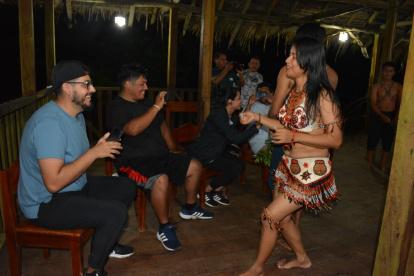 En Yaku Warmi, cuyo significado en español es ‘Mujer del Agua’, la conexión es entre el ser y la naturaleza.