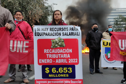 El 11 de mayo pasado, miembros de la UNE también protestaron afuera del Ministerio de Finanzas.