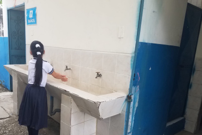 La limpieza y desinfección de los servicios higiénicos es una tarea diaria indispensable en los centros educativos.