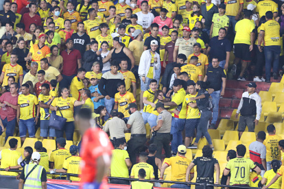 Los hinchas de Barcelona protagonizaron problemas en los graderíos durante el partido contra Emelec
