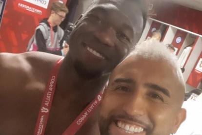 El ecuatoriano Felipe Caicedo (i) celebró con el chileno Arturo Vidal, el título que lograron con el Inter de Milán al ganar la Copa Italia.