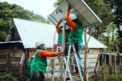 Fotografía cedida por Iberdrola que muestra a un grupo de técnicos instalando paneles solares, el 26 de abril del 2022, en la comunidad Río del Sol, municipio San Juan Guichicovi, Oaxaca (México). EFE/ Ginnette Riquelme/Ibredrola