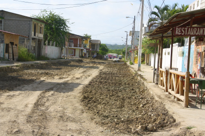 Calles. En las calles de Manglarato se ven lomas de tierra y huecos por doquier. En ciertos puntos incluso se observan las tuberías instaladas. Hay problemas para transitar.