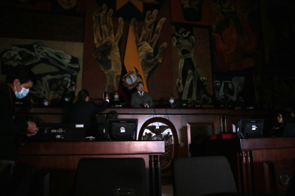 El 24 de febrero pasado se ahondaron los problemas. Ese día se hizo el primer intento para conformar la comisión. Ante la negativa de Llori, se apeló su presidencia. Eso hizo que se suspenda la sesión y se apague las luces del pleno cuando hablaba el vicepresidente Virgilio Saquicela.