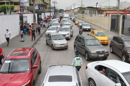 Tiempo. Los padres o representantes de los alumnos del colegio Mariscal Sucre apresuran el paso para evitar agravar el tránsito.