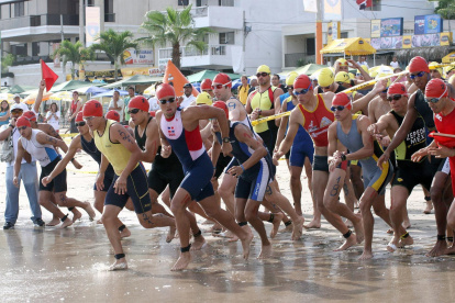 En la imagen un registro de archivo de otra competencia de triatlón en Ecuador.