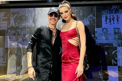 Marc Anthony es 30 años mayor que su prometida, la modelo venezolana Nadia Ferreira.