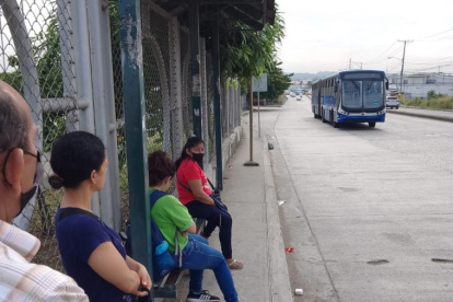 Los usuarios ven pasar muchos buses articulados, antes de ser recogidos por algún abastecedor que los ingresen a la terminal de Metrobastión.