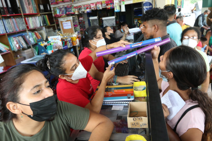 Demanda. Varias industrias miran con optimismo el retorno de los alumnos a las clases presenciales. Aspiran a una recuperación económica.