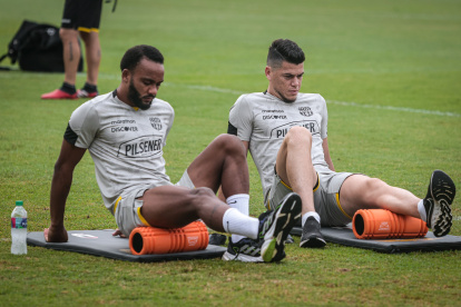Leonai Souza y Paco Rodríguez, volantes de Barcelona, durante un entrenamiento.