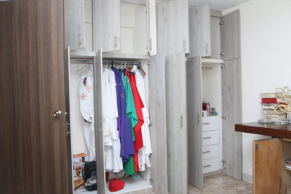 Inmueble. En el sitio se hallaron prendas que se usan en la iglesia.