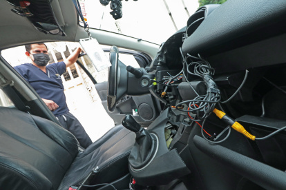 Ni las alarmas ni las sirenas fueron suficientes para impedir el robo de varios accesorios del carro del médico José Luis Sánchez, al pie de su domicilio, en Los Ceibos