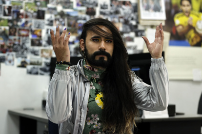 ACOMPAÑA CRÓNICA COLOMBIA LGBT***BOG200. BOGOTÁ (COLOMBIA), 10/05/2022.- Danne Aro Belmont, directora Ejecutiva de la Fundación GAAT (Grupo de Acción y Apoyo a Personas Trans), habla con Efe durante una entrevista el 9 de mayo de 2022 en Bogotá (Colombia).Danne Aro Belmont, directora Ejecutiva de la Fundación GAAT (Grupo de Acción y Apoyo a Personas Trans), habla con Efe durante una entrevista el 9 de mayo de 2022 en Bogotá (Colombia). Las mal llamadas "terapias de conversión" son una realidad en Colombia a pesar de haber sido invisibilizadas e ignoradas, como un intento de "curar" a las personas del colectivo LGTBI a través de ritos, o incluso exorcismos. Estas prácticas caen en un vacío legal que permite su perpetuidad pero que ahora buscan ilegalizar al considerarlas "tortura" en un intento por saldar la histórica deuda con la comunidad LGTBI. EFE/ Mauricio Dueñas Castañeda