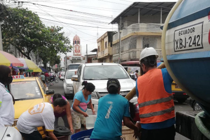 En varios sectores de Guayaquil las familias buscaron abastecerse de agua