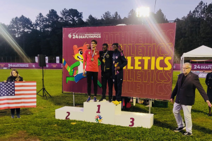 El velocista nacional Emerson Chalá en lo más alto del podio en los Juegos Sordolímpicos.