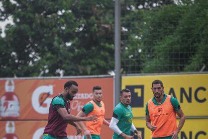 El mediocampista defensivo brasileño, Leonai Souza, mantiene el  balón durante el entrenamiento de Barcelona, planificando el partido de esta noche contra Deportivo Cuenca en el estadio Monumental, por la fecha 13 de LigaPro.