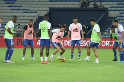 . Joao Rojas, José Francisco Cevallos y Alexis Zapata, volantes de Emelec, son elementos claves en la formación titular del representativo millonario.