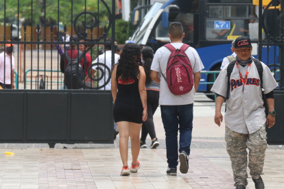 Territorio. La prostitución no se aleja de parques, como en el Centenario, donde se da a cualquier hora.