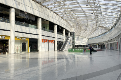 Kiev. El mayor centro comercial de Ucrania reabrió en esta capital, aunque todavía recibe a pocos visitantes.