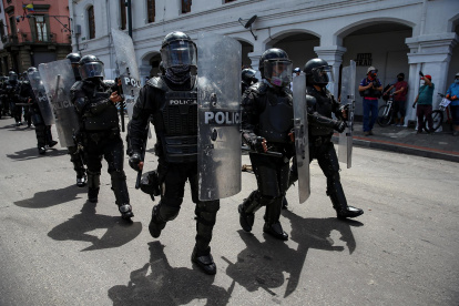 Miembros de la policía en las calles de Quito (Ecuador), en una fotografía de archivo.