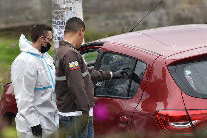 EN EL SECTOR DE LA ARMENIA EN LAS PRIMERAS HORAS DE DIA REPORTARON UN SICARIATO  DONDE FALLECIERON DOS PERSONAS  EN EL INTERIOR DE UN AUTOMOVIL ROJO 
Agencia (ag-expreso ag-extra ag-quito) ag-periodistas-quito