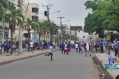 En varios videos difundidos en redes sociales se observa cómo se enfrentan entre hinchas del mismo equipo.