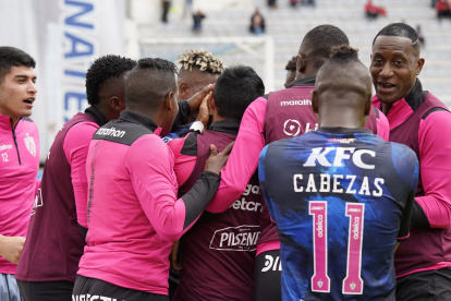 Los jugadores de Independiente del Valle celebran el tercer gol ante Técnico Universitario.