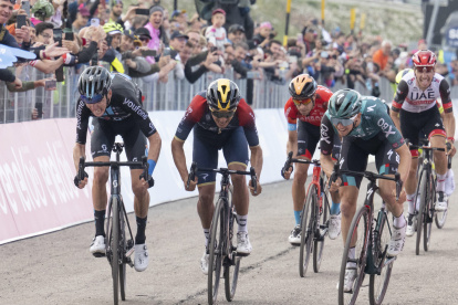 Richard Carapaz (c), ciclista ecuatoriano del Ineos, acelera en el sprint final de la novena etapa del Giro de Italia, en la que fue tercero. En primer lugar llegó el australiano Jai Hindley (d), del Bora Hansgrohe.