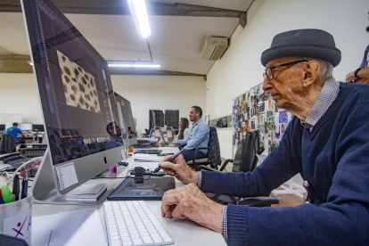 Brusque, Brasil. En los 84 años trabajados, Walter Orthmann nunca ha dejado de aprender. Está actualizado con los nuevos sistemas laborales.