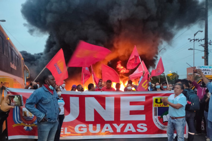Los manifestantes colocaron llantas en el tramo de ingreso a la ciudad y luego procedieron a quemarlas.