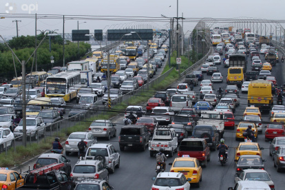 El atasco inicia en Durán y se extiende hasta Guayaquil. Hay quieres están atorados en el tráfico ya una hora.