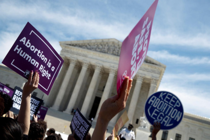 Activistas a favor del aborto protestan frente al Tribunal Supremo en Washington (Estados Unidos), imagen de archivo.