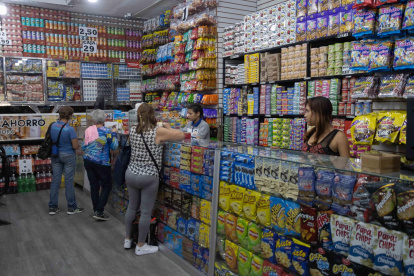 Varias personas compran en una tienda, el 11 de mayo de 2022, en Caracas (Venezuela).