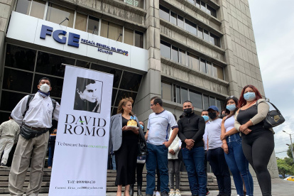 Hoy, la madre y amigos de David Romo en los exteriores de la Fiscalía General del Estado en Quito.